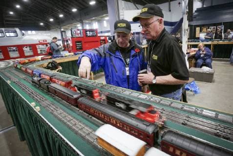 Vancouver, Modellbahnmesse Train Expo (181111) -- VANCOUVER, Nov. 11, 2018 -- Model train hobbyists chat during the 2018 Vancouver Train Expo in Vancouver, Canada, Nov. 10, 2018. The two-day event showed train models with miniature railway setups from over 60 exhibitors of Canada. ) (zhf) CANADA-VANCOUVER-TRAIN EXPO LiangxSen 