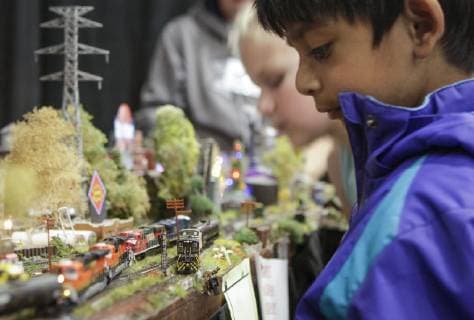 Vancouver, Modellbahnmesse Train Expo (181111) -- VANCOUVER, Nov. 11, 2018 -- A child looks at a miniature rail model during the 2018 Vancouver Train Expo in Vancouver, Canada, Nov. 10, 2018. The two-day event showed train models with miniature railway setups from over 60 exhibitors of Canada. ) (zhf) CANADA-VANCOUVER-TRAIN EXPO LiangxSen 