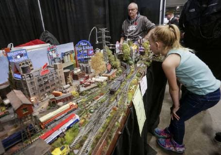 Vancouver, Modellbahnmesse Train Expo (181111) -- VANCOUVER, Nov. 11, 2018 -- A girl looks at a model railway landscape during the 2018 Vancouver Train Expo in Vancouver, Canada, Nov. 10, 2018. The two-day event showed train models with miniature railway setups from over 60 exhibitors of Canada. ) (zhf) CANADA-VANCOUVER-TRAIN EXPO LiangxSen 