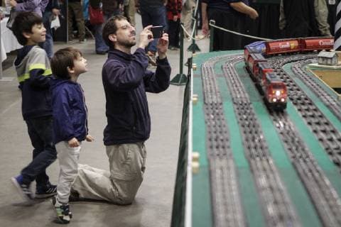 Vancouver, Modellbahnmesse Train Expo (181111) -- VANCOUVER, Nov. 11, 2018 -- A visitor takes photos of a model train during the 2018 Vancouver Train Expo in Vancouver, Canada, Nov. 10, 2018. The two-day event showed train models with miniature railway setups from over 60 exhibitors of Canada. ) (zhf) CANADA-VANCOUVER-TRAIN EXPO LiangxSen 