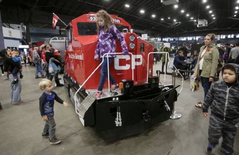 Vancouver, Modellbahnmesse Train Expo (181111) -- VANCOUVER, Nov. 11, 2018 -- Children play during the 2018 Vancouver Train Expo in Vancouver, Canada, Nov. 10, 2018. The two-day event showed train models with miniature railway setups from over 60 exhibitors of Canada. ) (zhf) CANADA-VANCOUVER-TRAIN EXPO LiangxSen 