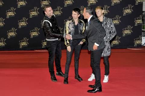 Muse - Chris Wolstenholme - Matt Bellamy - Dominic Howard - Nikos Aliagas CELEBRITEE - 20th NRJ Music Awards - Cannes - 10 11 2018 NorbertScanella Panoramic 
