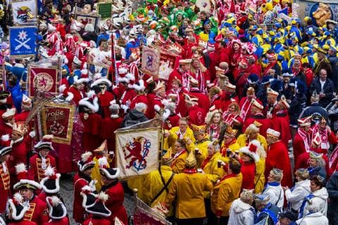 Hoppeditz Erwachen, Karneval, Düsseldorf, Deutschland Düsseldorf, Deutschland, 11. November 2018. Mitglieder der Düsseldorfer Karnevalsvereine auf dem Rathausplatz. Beginn der Karnevalssession 2018 2019 mit dem Event Hoppeditz Erwachen in Düsseldorf. *** Hoppeditz Erwachen Karneval Düsseldorf Germany Düsseldorf Germany 11 November 2018 Members of the Düsseldorfer Karnevalsvereine on the Rathausplatz Beginning of the carnival session 2018 2019 with the event Hoppeditz Erwachen in Düsseldorf