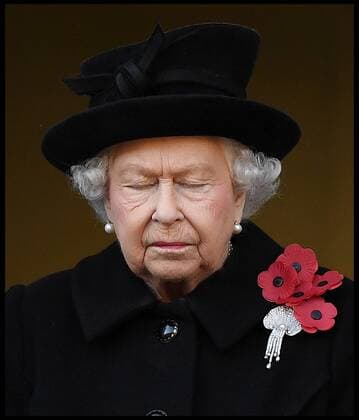 . 11 11 2018. London, United Kingdom. Remembrance Sunday and the Centenary of the Armistice. Queen Elizabeth II accompanied by members of the Royal family including Prince Charles, Prince of Wales and Camilla, The Duchess of Cornwall, Prince William, Duke of Cambridge and Catherine, The Duchess of Cambridge, Prince Harry, The Duke of Sussex and Meghan, The Duchess of Sussex , attend the Remembrance Sunday service at The Cenotaph in central London on the Centenary of the end of the First World War. xAndrewxParsonsx xi-Imagesx IIM-18831-0029