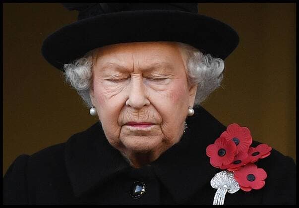 News Bilder des Tages . 11 11 2018. London, United Kingdom. Remembrance Sunday and the Centenary of the Armistice. Queen Elizabeth II accompanied by members of the Royal family including Prince Charles, Prince of Wales and Camilla, The Duchess of Cornwall, Prince William, Duke of Cambridge and Catherine, The Duchess of Cambridge, Prince Harry, The Duke of Sussex and Meghan, The Duchess of Sussex , attend the Remembrance Sunday service at The Cenotaph in central London on the Centenary of the end of the First World War. xAndrewxParsonsx xi-Imagesx IIM-18831-0048