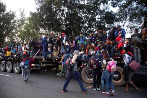 Central American migrants walk along a road and in a truck, in Guadalajara, Jalisco state, Mexico, 11 November 2018. In a dispersed manner, the caravan of Central American migrants resumed its march north, convinced to get to Tijuana, where they want to seek asylum from the United States despite the fact that the president of that country, Donald Trump, has hardened this process. Caravan of migrants resumes its journey to the United States in a dispersed way !ACHTUNG: NUR REDAKTIONELLE NUTZUNG!  Copyright: xFranciscoxGuascox AME2324 20181111-636775555720535737