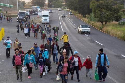 Central American migrants walk along a road, in Guadalajara, Jalisco state, Mexico, 11 November 2018. In a dispersed manner, the caravan of Central American migrants resumed its march north, convinced to get to Tijuana, where they want to seek asylum from the United States despite the fact that the president of that country, Donald Trump, has hardened this process. Caravan of migrants resumes its journey to the United States in a dispersed way !ACHTUNG: NUR REDAKTIONELLE NUTZUNG!  Copyright: xFranciscoxGuascox AME2309 20181111-636775557166736771