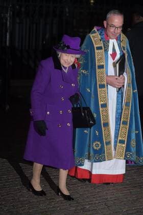 . 11 11 2018. London, United Kingdom. Remembrance Sunday and the Centenary of the Armistice. Queen Elizabeth II accompanied by members of the Royal family including Prince Charles, Prince of Wales and Camilla, The Duchess of Cornwall, Prince William, Duke of Cambridge and Catherine, The Duchess of Cambridge, Prince Harry, The Duke of Sussex and Meghan, The Duchess of Sussex , arriving at a service to mark the centenary of the Armistice at Westminster Abbey in London. xAndrewxParsonsx xi-Imagesx IIM-18831-0133
