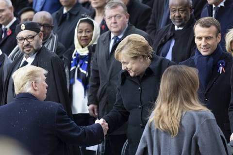 News Bilder des Tages November 11, 2018 - Paris, France - U.S. President Donald Trump, left, shakes hands with German Chancellor Angela Merkel, center as he arrives to join world leaders gathered for the Centennial of Armistice Day at the Arc de Triomphe November 11, 2018 in Paris, France. Armistice Day marks the end of World War I. Paris France - ZUMAp138 20181111_zaa_p138_009 Copyright: xShealahxCraigheadx