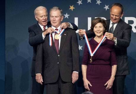News Themen der Woche KW45 News Bilder des Tages November 11, 2018 - Philadelphia, Pennsylvania, U.S - Former President GEORGE W BUSH and First Lady LAURA BUSH, are presented with the 2018 Liberty Medal by former Vice President, JOE BIDEN, at the National Constitution Center in Philadelphia PA Philadelphia U.S. - ZUMArf1_ 20181111_zaf_rf1_002 Copyright: xRickyxFitchettx