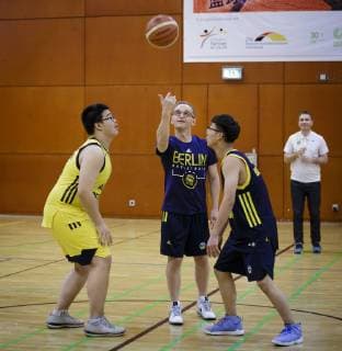 Federal Foreign Minister Heiko Maas SPD meets German and Chinese youths as part of basketball training under the direction of Alba Berlin at the German Embassy School Beijing 12 11 2018 Beijing Beijing China Copyright: xIngaxKjerx