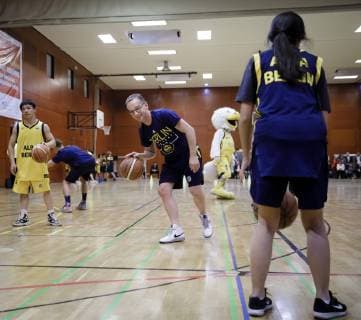 Federal Foreign Minister Heiko Maas SPD meets German and Chinese youths as part of basketball training under the direction of Alba Berlin at the German Embassy School Beijing 12 11 2018 Beijing Beijing China Copyright: xIngaxKjerx