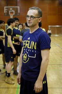 Federal Foreign Minister Heiko Maas SPD meets German and Chinese youths as part of basketball training under the direction of Alba Berlin at the German Embassy School Beijing 12 11 2018 Beijing Beijing China Copyright: xIngaxKjerx