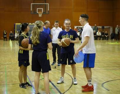 Federal Foreign Minister Heiko Maas SPD meets German and Chinese youths as part of basketball training under the direction of Alba Berlin at the German Embassy School Beijing 12 11 2018 Beijing Beijing China Copyright: xIngaxKjerx