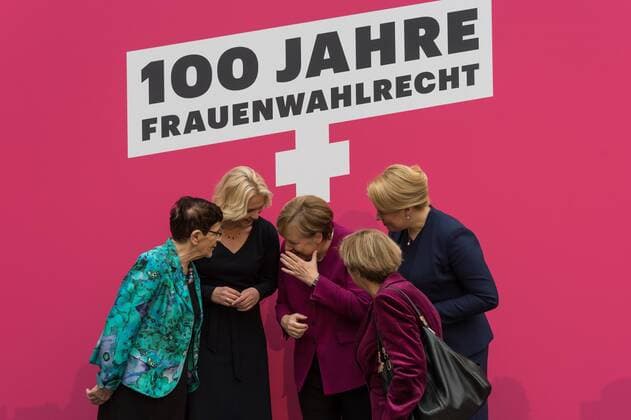 Entertainment Bilder der Woche KW46 Entertainment Bilder des Tages Rita S??ssmuth (CDU), Manuela Schwesig (SPD), Bundeskanzerlin, Angela Merkel von der Christlich Demokratischen Union (CDU), Bundesministerin f??r Familie, Senioren, Frauen und Jugend, Women and Youth, Franziska Giffey von der Sozialdemokratischen Partei (SPD), Christine Bergmann (SPD) unterhalten sich vor der Fotowand waehrend des Festakt zu 100 Jahre Frauenwahlrecht Festakt 100 Jahre Frauenwahlrecht am 12.11.2018 im Deutschen historischen Museum in Berlin, Deutschland. Mit dem Motto ???Streiten f??r gleiche Rechte ??? Wof??r streitest Du???? begleitet der Festakt des Bundesministeriums f??r Familie, Senioren Frauen und Jugend und der Europ??ischen Akademie f??r Frauen in Politik und Wirtschaft Berlin e.V. (EAF Berlin) das Jubilaeum. *** Rita S ssmuth CDU Manuela Schwesig SPD Federal Chancellor Angela Merkel of the Christian Democra