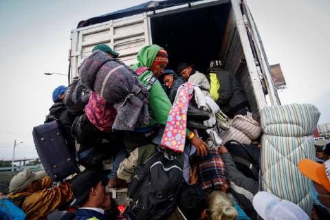 Migranten aus Mittelamerika in Mexiko Members of the caravan of Central American migrants continue their march to the United States, from the city of Irapuato, state of Guanajuato, Mexico, 12 November 2018. The main contingent of the caravan of Central American migrants seeking to reach the United States is heading today towards Guadalajara, capital of the western state of Jalisco, where some comrades who have gone ahead wait for them. Around 4,000 participants of this massive exodus departed this morning from Irapuato, in the central state of Guanajuato, and they go, mostly mounted in vehicles, to Guadalajara, about 252 kilometers. Caravan migrant moves to Guadalajara on its way to the US !ACHTUNG: NUR REDAKTIONELLE NUTZUNG! Copyright: xJacquelinexLopezx AME2936 20181112-636776344118029730