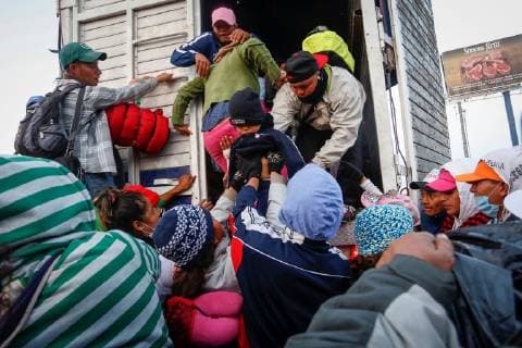 Migranten aus Mittelamerika in Mexiko Members of the caravan of Central American migrants continue their march to the United States, from the city of Irapuato, state of Guanajuato, Mexico, 12 November 2018. The main contingent of the caravan of Central American migrants seeking to reach the United States is heading today towards Guadalajara, capital of the western state of Jalisco, where some comrades who have gone ahead wait for them. Around 4,000 participants of this massive exodus departed this morning from Irapuato, in the central state of Guanajuato, and they go, mostly mounted in vehicles, to Guadalajara, about 252 kilometers. Caravan migrant moves to Guadalajara on its way to the US !ACHTUNG: NUR REDAKTIONELLE NUTZUNG! Copyright: xJacquelinexLopezx AME2937 20181112-636776344123654775