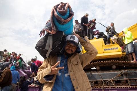 Migranten aus Mittelamerika in Mexiko Members of the caravan of Central American migrants continue their march to the United States, in roads of the Jalisco state Mexico, 12 November 2018. The main contingent of the caravan of Central American migrants seeking to reach the United States is heading today towards Guadalajara, capital of the western state of Jalisco, where some comrades who have gone ahead wait for them. Around 4,000 participants of this massive exodus departed this morning from Irapuato, in the central state of Guanajuato, and they go, mostly mounted in vehicles, to Guadalajara, about 252 kilometers. Caravan migrant moves to Guadalajara on its way to the US !ACHTUNG: NUR REDAKTIONELLE NUTZUNG! Copyright: xJacquelinexLopezx AME3039 20181112-636776531528823409