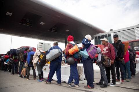 Migranten aus Mittelamerika in Mexiko Members of the caravan of Central American migrants continue their march to the United States, in roads of the Jalisco state Mexico, 12 November 2018. The main contingent of the caravan of Central American migrants seeking to reach the United States is heading today towards Guadalajara, capital of the western state of Jalisco, where some comrades who have gone ahead wait for them. Around 4,000 participants of this massive exodus departed this morning from Irapuato, in the central state of Guanajuato, and they go, mostly mounted in vehicles, to Guadalajara, about 252 kilometers. Caravan migrant moves to Guadalajara on its way to the US !ACHTUNG: NUR REDAKTIONELLE NUTZUNG! Copyright: xJacquelinexLopezx AME3040 20181112-636776532140483186