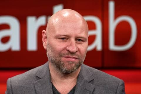 Hart aber Fair am 12. November 2018 mit Frank Plasberg. Thema der Sendung war Netz der Clans - sind Justiz und Polizei machtlos? Gäste der Sendung waren Michael Kuhr, Betreiber eines Sicherheitsdienstes in Berlin, Herbert Reul, CDU, Innenminister des Landes NRW, Petra Leister, Oberstaatsanwältin am Berliner Landgericht, zuständig für organisierte Kriminalität, Olaf Sundermeyer, Journalist; Autor der Reportage Die Clans - arabische Großfamilien in Deutschland , Ahmad Omeirat, Mitglied im Rat der Stadt Essen (Grüne), sowie der Strafverteidiger Burkhard Benecken.Im Bild Olaf Sundermeyer. Köln Nordrhein-Westfalen Deutschland *** Hard but fair on 12 November 2018 with Frank Plasberg Topic of the show was Network of clans are justice and police powerless Guests of the show were Michael Kuhr Operator of a security service in Berli
