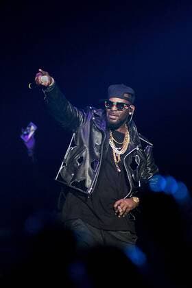 November 10, 2018 - Tampa, Florida, U.S. - R&B singer R KELLY performs at the Memory Lane Tour at the Yuengling Center. Tampa U.S.  - ZUMAour 20181110_mda_t120_820 Copyright: xTiffanyxBrowningx