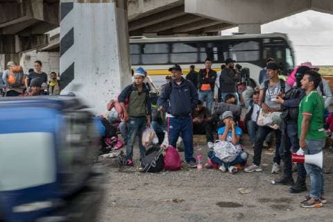 Migranten aus Mittelamerika in Mexiko November 12, 2018 - Irapuato, GTO, Mexico - Honduran refugees with the Central American migrant caravan wait for a ride under a highway overpass to continue their journey northwest toward the U.S. border November 12, 2018 in Irapuato, Guanajuato, Mexico. The caravan has been on the road for a month is half way along their journey to Tijuana. Irapuato Mexico - ZUMAe02_ 20181112_zaf_e02_020 Copyright: xRichardxEllisx