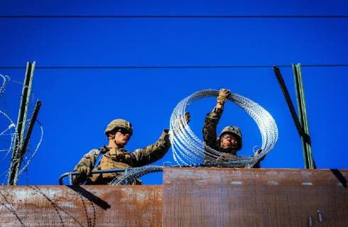 News Themen der Woche KW46 News Bilder des Tages US military installed barbed wire today, seen from Colonia Libertad, in Tijuana, Mexico, 12 November 2018. Around 4,000 participants of this massive exodus departed this morning from Irapuato, in the central state of Guanajuato, and they go, mostly mounted in vehicles, to Guadalajara, about 252 kilometers, on their way to the US border. EFE Joebeth Terriquez US military install wire fences on the border with Mexico !ACHTUNG: NUR REDAKTIONELLE NUTZUNG!  Copyright: xJoebethxTerriquezx AME3259 20181113-636776788233632665