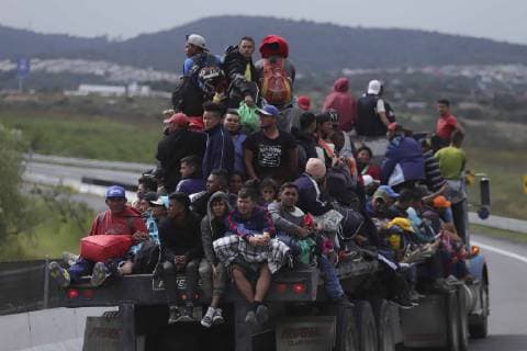 Migranten aus Mittelamerika in Mexiko November 12, 2018 - EUM20181112NAC08.JPG.GUADALAJARA, Jal., Migration Migracion-Caravana Centroamericanos.- Traileres, autobuses y sus propios pies lacerados por las largas jornadas de caminata, son las formas en las que los integrantes de la Caravana Migrante han llegado hasta esta capital, el lunes 12 de noviembre de 2018, con direccion a la frontera norte de Mexico. Foto: Agencia EL UNIVERSAL EVZ  - ZUMAu78_ 20181112_zaf_u78_092 Copyright: xCarlosxZepedax