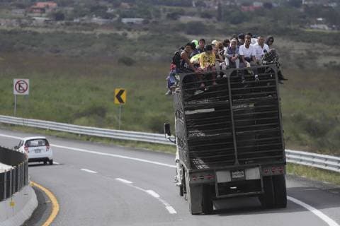 Migranten aus Mittelamerika in Mexiko November 12, 2018 - EUM20181112NAC06.JPG.GUADALAJARA, Jal., Migration Migracion-Caravana Centroamericanos.- Traileres, autobuses y sus propios pies lacerados por las largas jornadas de caminata, son las formas en las que los integrantes de la Caravana Migrante han llegado hasta esta capital, el lunes 12 de noviembre de 2018, con direccion a la frontera norte de Mexico. Foto: Agencia EL UNIVERSAL EVZ  - ZUMAu78_ 20181112_zaf_u78_094 Copyright: xCarlosxZepedax