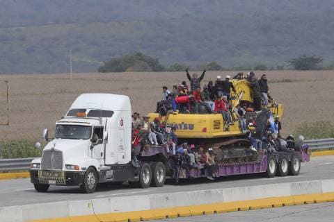 News Bilder des Tages Migranten aus Mittelamerika in Mexiko November 12, 2018 - EUM20181112NAC13.JPG.GUADALAJARA, Jal., Migration Migracion-Caravana Centroamericanos.- Traileres, autobuses y sus propios pies lacerados por las largas jornadas de caminata, son las formas en las que los integrantes de la Caravana Migrante han llegado hasta esta capital, el lunes 12 de noviembre de 2018, con direccion a la frontera norte de Mexico. Foto: Agencia EL UNIVERSAL EVZ  - ZUMAu78_ 20181112_zaf_u78_095 Copyright: xCarlosxZepedax