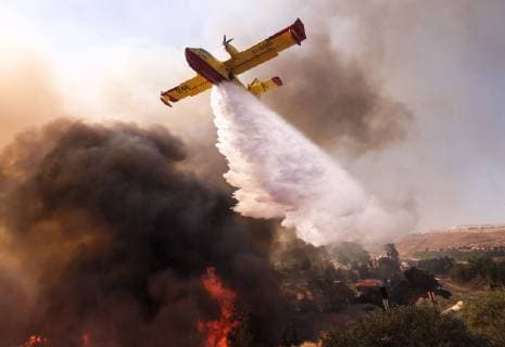News Themen der Woche KW46 News Bilder des Tages (181113) -- SIMI VALLEY, Nov. 13, 2018 -- A small plane makes a drop on the wildfire near a freeway in Simi Valley, California, the United States on Nov. 12, 2018. The fire in Southern California continued to destroy homes. ) (jmmn) U.S.-SIMI VALLEY-WILDFIRE ZhaoxHanrong 