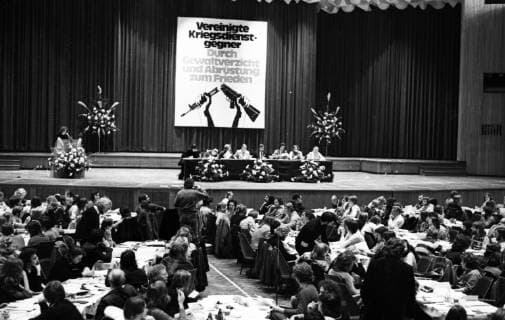 Kongress der DFG VK 1974 DEU, Deutschland, Bonn: Der Kongress der Vereinigten Kriegsdienstgegner (VK) und die Deutsche Friedensgesellschaft ( DFG) begingen am 23.-24.11.1974 ihre Beratung in Bonn. DEU, Germany, Bonn: The Congress of the United Anti Military Service (U.K.) and the German Peace Society ( DFG) committed on 23.-24.11.1974 their consultation in Bonn. NRW