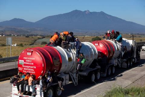 Members of the second Central American migrant caravan continue their journey to the United States, at a Jalisco road, in Mexico, 13 November 2018. Over nine thousand Central Americans divided in several caravans travel across Mexico to the United States. Over nine thousand Central Americans in Mexico head to the United States !ACHTUNG: NUR REDAKTIONELLE NUTZUNG!  Copyright: xFranciscoxGuascox AME3517 20181113-636777378686250029