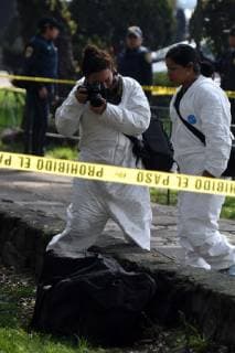 Mexiko-Stadt, Fund einer Mädchenleiche in einer Reisetasche November 13, 2018 - EUM20181113ACT10.JPG.CIUDAD DE MEXICO ViolenceViolencia-Feminicidio.- Elementos de Servicios Periciales de la Procuraduria General de Justicia (PGJ) acordonan una jardinera en la unidad habitacional Tlatelolco donde la manana de este martes 13 de noviembre de 2018 ocurrio el hallazgo de una maleta en cuyo interior se encontraba el cuerpo de una adolescente de 14 anos que tenia reporte de desaparecida. Foto: Agencia EL UNIVERSALArmando MartinezEVZ  - ZUMAu78_ 20181113_zaf_u78_010 Copyright: xElxUniversalx
