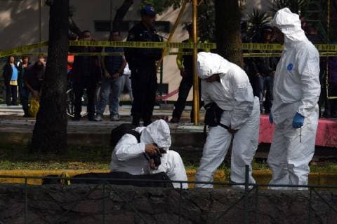 Mexiko-Stadt, Fund einer Mädchenleiche in einer Reisetasche November 13, 2018 - EUM20181113ACT09.JPG.CIUDAD DE MEXICO ViolenceViolencia-Feminicidio.- Elementos de Servicios Periciales de la Procuraduria General de Justicia (PGJ) acordonan una jardinera en la unidad habitacional Tlatelolco donde la manana de este martes 13 de noviembre de 2018 ocurrio el hallazgo de una maleta en cuyo interior se encontraba el cuerpo de una adolescente de 14 anos que tenia reporte de desaparecida. Foto: Agencia EL UNIVERSALArmando MartinezEVZ  - ZUMAu78_ 20181113_zaf_u78_011 Copyright: xElxUniversalx