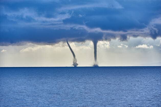 IMAGO Nature: Unsere Erde, Klimawandel, Wirbelstürme Bilder der Erde Zwei Tornados - Two Tornados *** Two Tornados Two Tornados  1057500446