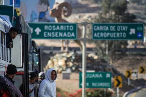 November 13, 2018 - EUM20181113NAC34.JPG.TIJUANA, BC., Migrants Migrantes-Caravana.- Tras un mes de travesia desde Honduras, este 30 de noviembre de 2018 llegaron a Tijuana nueve autobuses con casi 400 migrantes centroamericanos que forman parte de la primera caravana que busca pedir asilo al gobierno de Estados Unidos. En su peregrinaje, hubo incluso quienes subieron al muro fronterizo en forma de protesta. Foto: Agencia EL UNIVERSAL AFBV  - ZUMAu78_ 20181113_zaf_u78_132 Copyright: xJoebethxTerriquezx