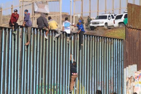 November 13, 2018 - EUM20181113NAC37.JPG.TIJUANA, BC., Migrants Migrantes-Caravana.- Tras un mes de travesia desde Honduras, este 30 de noviembre de 2018 llegaron a Tijuana nueve autobuses con casi 400 migrantes centroamericanos que forman parte de la primera caravana que busca pedir asilo al gobierno de Estados Unidos. En su peregrinaje, hubo incluso quienes subieron al muro fronterizo en forma de protesta. Foto: Agencia EL UNIVERSAL AFBV  - ZUMAu78_ 20181113_zaf_u78_134 Copyright: xJoebethxTerriquezx