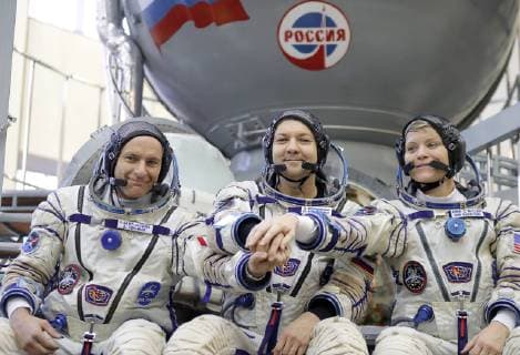 News Themen der Woche KW46 News Bilder des Tages MOSCOW REGION, RUSSIA â€“ NOVEMBER 14, 2018: Canadian Space Agency (CSA) astronaut David Saint-Jacques, Roscosmos cosmonaut Oleg Kononenko, and NASA astronaut Anne McClain (L-R) in spacesuits by the TDK-7ST3 simulator as they attend qualification training session for the upcoming mission to the International Space Station, at the Yuri Gagarin Cosmonaut Training Centre in Zvyozdny Gorodok Star City , Moscow Region. The launch of Expedition 58 59 aboard the Soyuz MS-11 spacecraft to the ISS is scheduled for December 3, 2018. Mikhail Japaridze TASS  TS0974DB