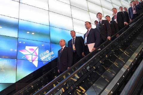 News Themen der Woche KW46 News Bilder des Tages SINGAPORE â€“ NOVEMBER 14, 2018: Russia s President Vladimir Putin (L), Russia s Energy Minister Alexander Novak, and Putin s spokesman Dmitry Peskov (R-L) attend a Russia-ASEAN summit. Alexei Druzhinin Russian Presidential Press and Information Office TASS  TS09756F