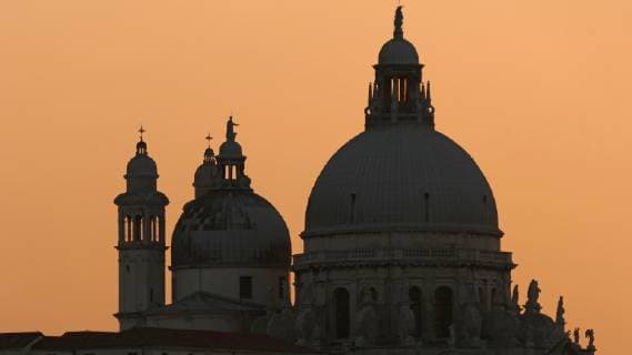 Venedig am Abend, Basilica Santa Maria della Salute, Italien - Venice in the evening, Basilica Santa Maria della Salute, Italy *** Venice in the evening Basilica Santa Maria della Salute Italy Venice in the evening Basilica Santa Maria della Salute Italy  1088811554
