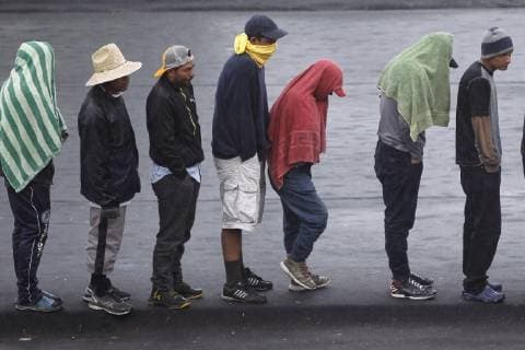 News Bilder des Tages Central American migrants protect themselves from the cold due to an icy wave that affects the country, while they remain in the sports stadium Jesus Martinez Palillo , in Mexico City, Mexico, 14 November 2018 .The main contingent of the caravan of Central American migrants advance in groups through northwestern Mexico, still some 2,000 kilometers from Tijuana, where hundreds have already gathered before the watchful eye of the United States.A majority of members of the second caravan of Hondurans remain in Mexico City, where, according to the latest court of the capital authorities are about 1,200, who rest in a sports complex in the east of the capital. Migrant Caravan travels northwest of Mexico while US reinforces border !ACHTUNG: NUR REDAKTIONELLE NUTZUNG! Copyright: xSashenkaxGutierrezx AME4037 20181114-636778148327863495