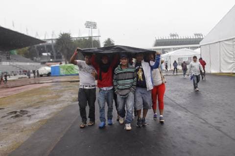 Central American migrants protect themselves from the cold due to an icy wave that affects the country, while they remain in the sports stadium Jesus Martinez Palillo , in Mexico City, Mexico, 14 November 2018 .The main contingent of the caravan of Central American migrants advance in groups through northwestern Mexico, still some 2,000 kilometers from Tijuana, where hundreds have already gathered before the watchful eye of the United States.A majority of members of the second caravan of Hondurans remain in Mexico City, where, according to the latest court of the capital authorities are about 1,200, who rest in a sports complex in the east of the capital. Migrant Caravan travels northwest of Mexico while US reinforces border !ACHTUNG: NUR REDAKTIONELLE NUTZUNG! Copyright: xSashenkaxGutierrezx AME4011 20181114-636778148978854040