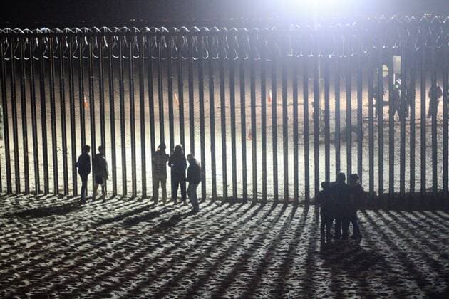Agents of the US Army (front) watch the people who are part of the first migrant caravan from Honduras, at the border wall in Tijuana, Mexico, 14 November 2018. The first migrant caravan advances through the northwest of Mexico as the US has reinforced its military presence at the border. Migrant caravan traverses northwestern Mexico while the US reinforces military presence at the border !ACHTUNG: NUR REDAKTIONELLE NUTZUNG!  Copyright: xJoebethxTerriquezx AME4491 20181115-636778378737107975