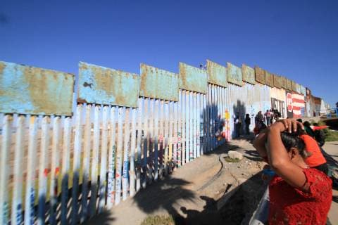 Agents of the US Army (front) watch the people who are part of the first migrant caravan from Honduras, at the border wall in Tijuana, Mexico, 14 November 2018. The first migrant caravan advances through the northwest of Mexico as the US has reinforced its military presence at the border. Migrant caravan traverses northwestern Mexico while the US reinforces military presence at the border !ACHTUNG: NUR REDAKTIONELLE NUTZUNG!  Copyright: xJoebethxTerriquezx AME4597 20181115-636778378797264271