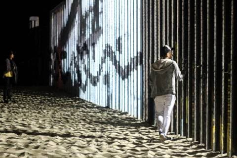 Agents of the US Army (front) watch the people who are part of the first migrant caravan from Honduras, at the border wall in Tijuana, Mexico, 14 November 2018. The first migrant caravan advances through the northwest of Mexico as the US has reinforced its military presence at the border. Migrant caravan traverses northwestern Mexico while the US reinforces military presence at the border !ACHTUNG: NUR REDAKTIONELLE NUTZUNG!  Copyright: xJoebethxTerriquezx AME4508 20181115-636778379410609043