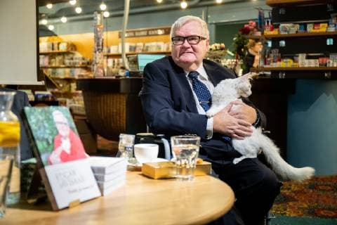 14.11.2018. Tallinn. Edgar Savisaare raamatu esitlus Viru keskuse Rahva Raamatus. Edgar Savisaar - Poliitik ja romantik . Edgar SavisaarÂ s new book, Politics and Romance presentation. FOTO: EERO VABAMÄGI EESTI MEEDIA TALLINN HARJUMAA ESTONIA  Copyright: xEEROxVABAMÄGIx