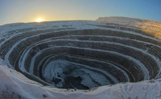 News Bilder des Tages (181115) -- MOSCOW, Nov. 15, 2018 -- Photo taken on Nov. 13, 2018 shows an open pit diamond mine in Republic of Sakha (Yakutia), Russia. Alrosa, the world s leading diamond miner, has operations in Republic of Sakha (Yakutia) and Arkhangelsk region, running 11 kimberlite pipes and 16 alluvial deposits in the harsh climate of the Russian Far North. )(yy) RUSSIA-ALROSA-DIAMOND MINING BaixXueqi 