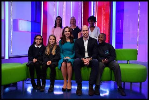 Entertainment Bilder der Woche KW46 Entertainment Bilder des Tages . 15 11 2018. London, United Kingdom. The Duke & Duchess of Cambridge Highlight Cyberbullying. Britain s Prince Britain s Prince William, Duke of Cambridge, (2R front) and Britain s Catherine, Duchess of Cambridge, (C front) pose with parents and children who gave feedback on an App designed to combat online bullying during a visit BBC Broadcasting House in London on November 15, 2018 to view the work the broadcaster is doing as a member of The Duke s Taskforce on the Prevention of Cyberbullying.  xi-Imagesx xPoolx IIM-18863-0054