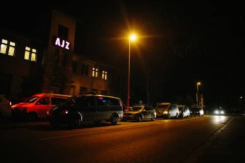 15 11 2018 Fine cream fish fillet concert at the AJZ Chemnitz paused because of bomb threat After an anonymous bomb threat was received against the AJZ Chemnitz, the concert hall was cleared The police takes the threat seriously and will search the rooms of the AJZ with bomb sniffing dogs Fans wait outside Copyright: xMichaelxTrammerx